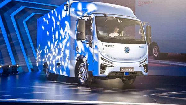 满载信赖星耀未来，东风轻型车发布“一剑双星”开启智慧物流新时代