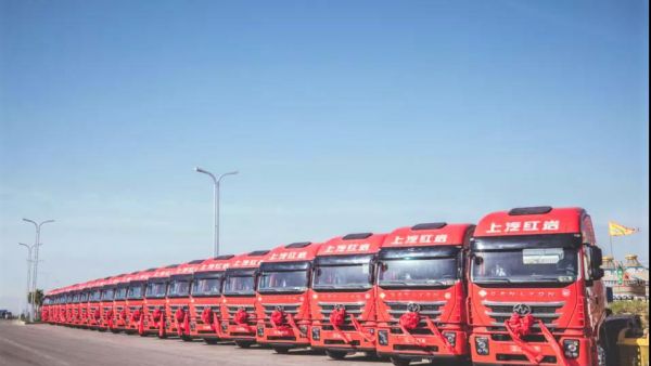 红岩杰卡牵引车批量交付内蒙古大客户 ，助力煤炭绿色运输