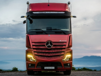 奔驰第五代Actros公路牵引车主动制动辅助系统ABA 5，眼见为实