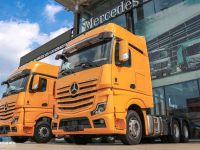 用户花近百万购买的奔驰卡车实拍，最大尺寸驾驶室，内饰还是基础配置？