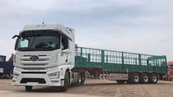 上路运行65万，偶遇的解放J7配新国标锣响挂车，车主属实豪横