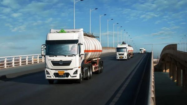 买车看什么？外观配置服务都到位，东风商用车是最好的选择