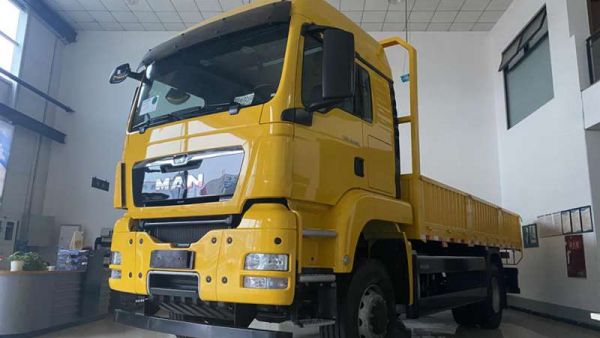 480马力,4X4全驱高顶双卧驾驶室,这台德国曼载货车真强悍