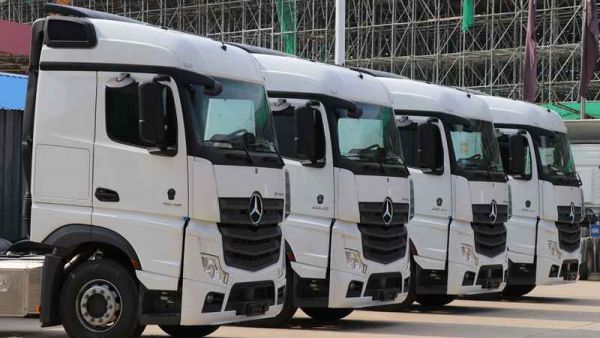 实拍一批拉大件的奔驰卡车，据说还要拉火车，配置有啥不一样吗？