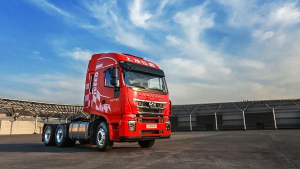 公路英雄 王者之狮 红岩杰狮2020牵引车更高效