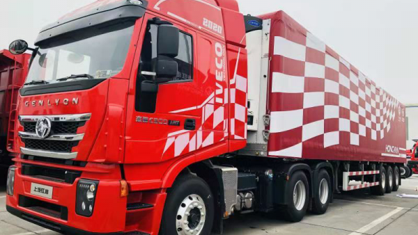 “双十一”大战正酣，红岩杰狮2020 AMT牵引车为卡友“保驾护航”