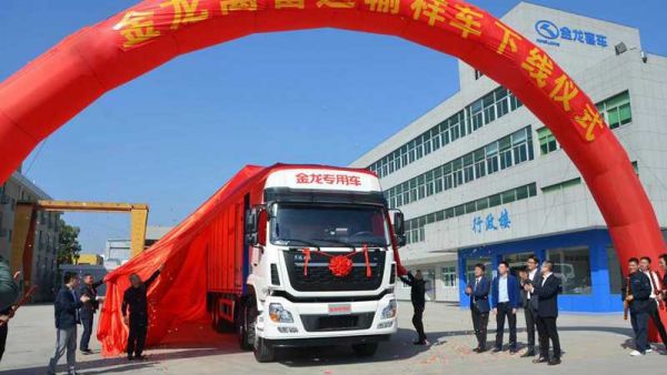 助力养殖产业发展,金龙首辆畜禽运输车成功下线