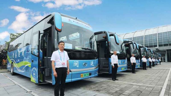 可信赖“伙伴”,广州交通旅行社喜迎30辆金龙纯电通勤大巴