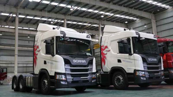 实拍少见的6x4斯堪尼亚G450牵引车,也是跑物流,为啥选这配置?