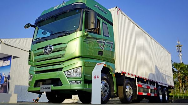 内饰配置丰富,国六自动挡大马力,解放J7载货车配置太土豪了