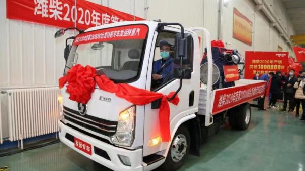 陕汽轻卡德龙K3000执行特殊任务,运载潍柴2020第100万台发动机驶往陕重汽