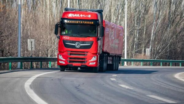 牛气+霸气！10位卡友联名推荐这款燃气重卡