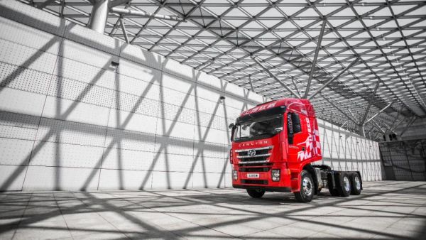 全新豪华驾驶室，红岩杰狮2020牵引车，为卡友营造家的氛围