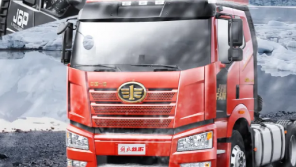 550马力、电加热座椅！解放领航版2.0牵引车热“雪”出征！