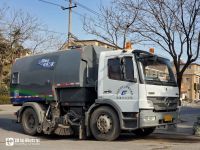 实拍街边一辆破旧的环卫卡车,竟然是奔驰ATEGO底盘,上装也大有来头