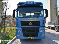 重汽汕德卡中的高端旗舰车型，XXL超高顶驾驶室的C7奢华版牵引车实拍