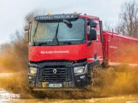 带您见识下工地的雷诺C系8X4自卸车，车辆配置确实高端，只能装22吨货有点浪费