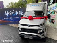 外观科技年轻化,内饰高端乘用车化,吉利商用车最新推出的锋锐小卡配置真不错