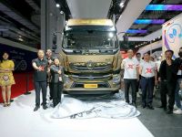 至尊 “龙椅”亮相上海  奥铃大黄蜂皇宫版全球发布