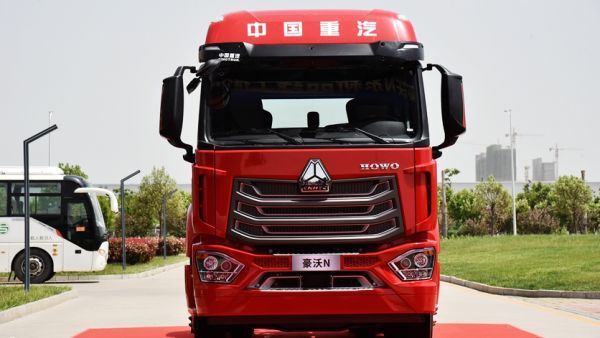 重汽豪沃再出新车型，全新的N系列到底怎么样？实拍豪沃N7G牵引车带您好好看看