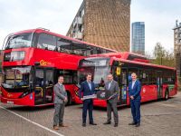 行驶的绿色名片 比亚迪交付英国第500台纯电动大巴 总销量破千