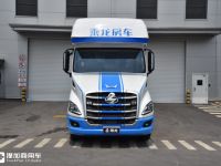 国内首款卧铺在车顶的卡车?还有一系列房车化配置,乘龙T7C生活舱牵引车实拍