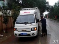 江淮轻卡维修救援遇大雨 维修人员使出“绝招”抢时间