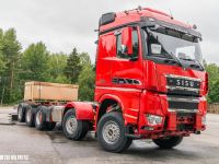 再带您看一辆芬兰西苏卡车底盘，专为车载起重机打造，配置依然强悍