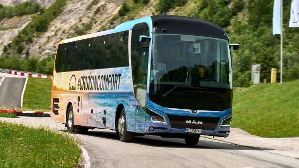 多媒体座舱+多种主动安全功能，舒适度超高，最新款曼恩Lion‘s Coach豪华大巴来袭，实力几何