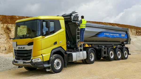 4x2秒变4x4全驱，静液压驱动下工地利器，达夫XFC工程牵引车实拍