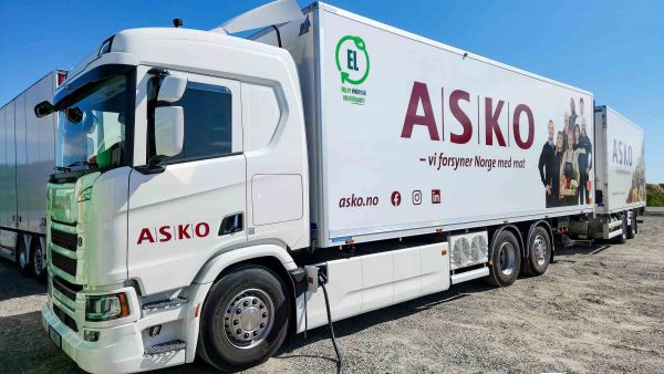 三电机+六挡变速箱,续航520公里,斯堪尼亚45R纯电动牵引车实力几何?