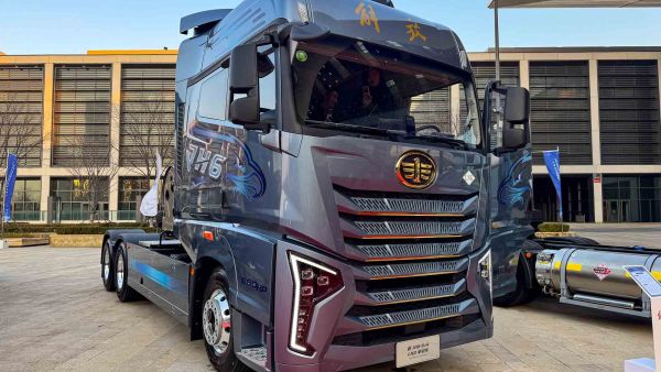 660匹CA6SX1燃气机，1.2M大床+双大屏智能座舱，解放新JH6天然气牵引车来袭，内外全焕新