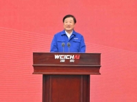 在行业逆风中，中国重汽牢牢扛起国内重卡“双第一”的大旗！