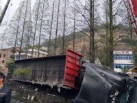 联合卡车那么牛？严重车祸中驾驶室后移救司机一命