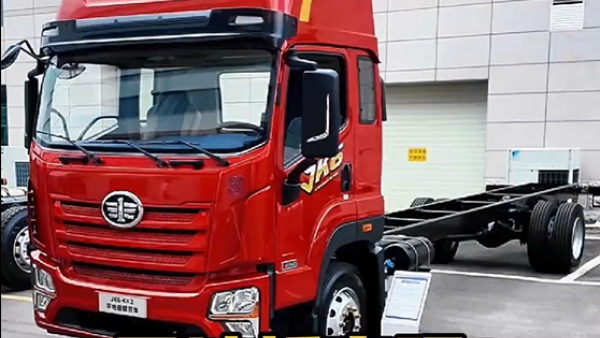 解放JK6出平地板车型了！ 到底是一个怎样的平地板布局？