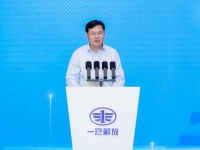 尾置随车吊+活动式侧帘装载区，精密机械运输专属，沃尔沃FH重型载货车实拍