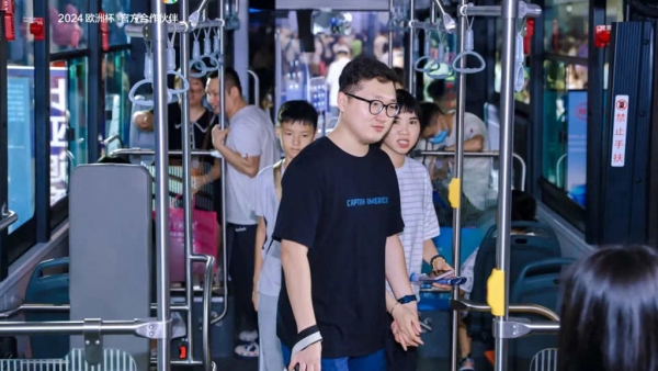 一身黑科技,带你看比亚迪最新亮相的B10电动公交!