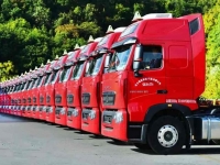 中国重汽20辆豪沃T7H危化牵引车交付宁波大客户