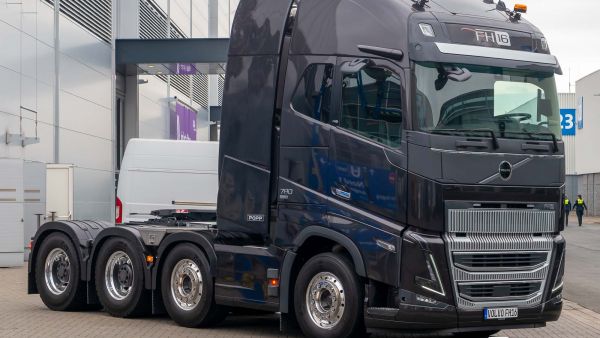 780匹马力!8x4底盘!沃尔沃FH 16大件车再升级,实力几何?