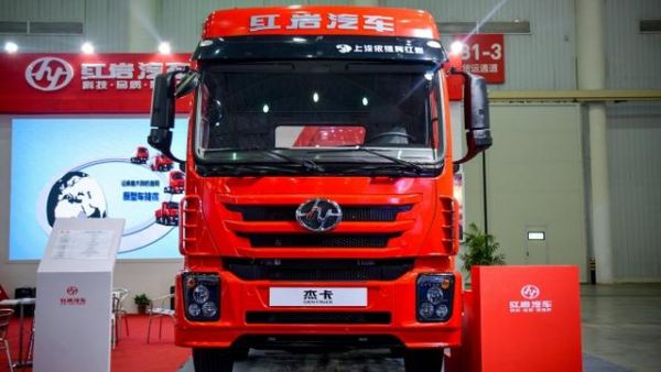 390马力的卡车才24万多  红岩这款牵引车很给力