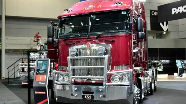 生活舱媲美长头卡车，全球独家的美式平头旗舰！亮相布里斯班卡车展的肯沃斯K220牵引车实拍