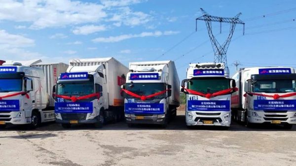 荆门跨境物流首航 东风天龙GX高端牵引车领航出发