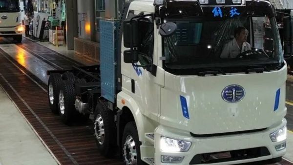 一汽解放四川分公司2025年第10000辆整车下线!