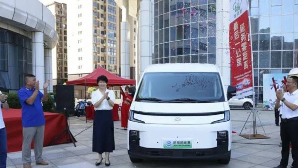 金旅客货邮新车交付福安 新款 E80 新能源物流车同步发布助力城乡绿色智慧物流发展