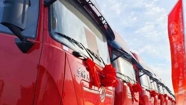 80台东风天龙电动牵引车开拓新疆绿色转型新局面