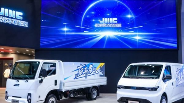 江铃E福顺荣膺“年度第一期待新能源轻客”!