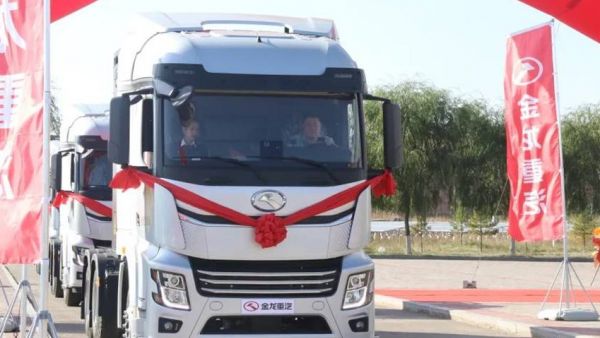 首批交付！金龙新能源重卡助力鄂尔多斯重卡电动化迈上新台阶