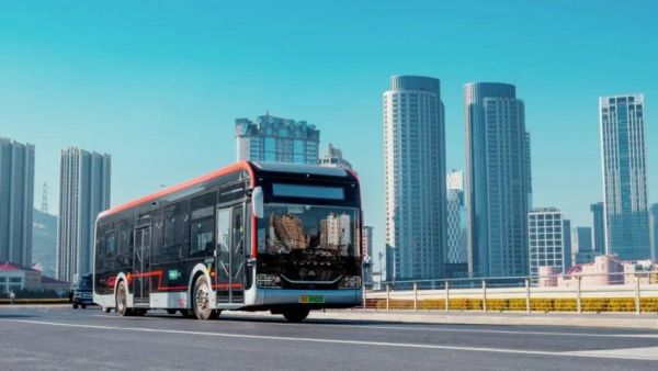 《人民日报》报道!宇通客车将新能源公交车打造成绿色出行新名片