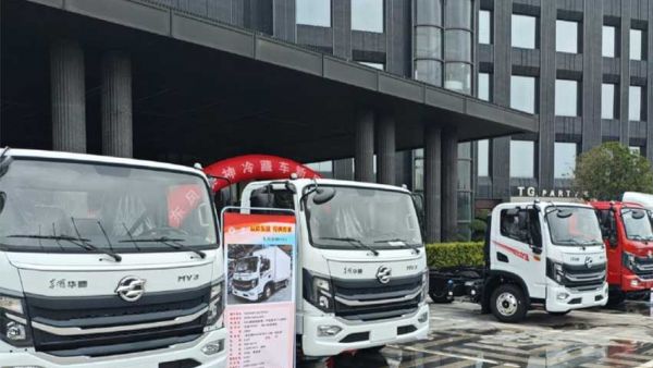 东风华神冷藏车新品璀璨登场，引领冷链运输新篇章！