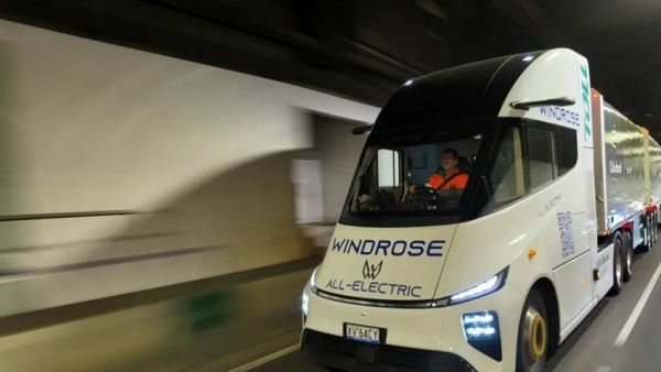 68吨双挂车征服18%极限陡坡！苇渡纯电重卡完成澳洲实测